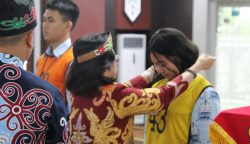 Pj. Sekda Kalteng, Linae Victoria Aden, secara simbolis menyematkan tanda peserta kepada salah satu anggota Paskibraka Tingkat Provinsi Kalimantan Tengah Tahun 2026 yang terpilih (Foto:ist)