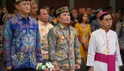 Gubernur Kalteng Agustiar Sabran (tengah) saat menghadiri perayaan syukur 25 tahun tahbisan uskup Mgr. Aloysius Maryadi Sutrisnaatmaka, M.S.F (Foto:ist)