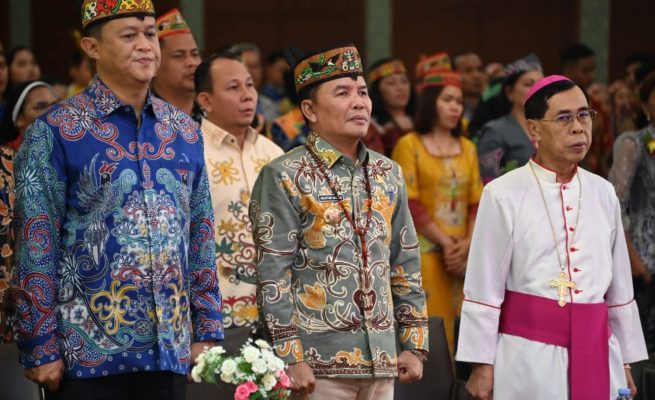 Gubernur Kalteng Agustiar Sabran (tengah) saat menghadiri perayaan syukur 25 tahun tahbisan uskup Mgr. Aloysius Maryadi Sutrisnaatmaka, M.S.F (Foto:ist)