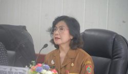 Pj. Sekda Kalteng Linae Victoria Aden saat memberikan sambutan pada Rapat Forum Komunikasi Strategi Penguatan Rekrutmen dan Reaktivasi Peserta Jaminan Kesehatan Nasional (JKN) Tahun 2026 (Foto:ist)