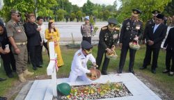 Gubernur Kalteng Agustiar Sabran saat tabur bunga di Taman Makam Pahlawan Sanaman Lampang (Foto:ist)