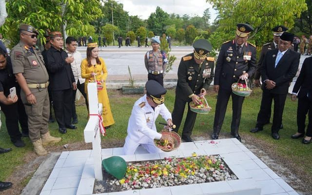 Gubernur Kalteng Agustiar Sabran saat tabur bunga di Taman Makam Pahlawan Sanaman Lampang (Foto:ist)