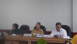 Staf Ahli Gubernur Bidang Ekonomi, Keuangan, dan Pembangunan Yuas Elko saat mengikuti secara virtual Rapat Koordinasi Pengendalian Inflasi Tahun 2026 serta Launching Buku Panduan dan Bahan Ajar Pendidikan Antikorupsi bersama Kementerian Dalam Negeri Republik Indonesia (Foto:ist)
