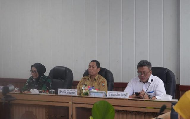 Staf Ahli Gubernur Bidang Ekonomi, Keuangan, dan Pembangunan Yuas Elko saat mengikuti secara virtual Rapat Koordinasi Pengendalian Inflasi Tahun 2026 serta Launching Buku Panduan dan Bahan Ajar Pendidikan Antikorupsi bersama Kementerian Dalam Negeri Republik Indonesia (Foto:ist)