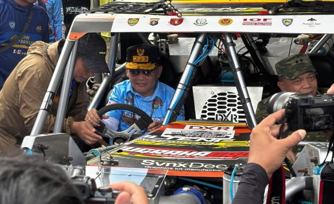 Gubernur Kalteng Agustiar Sabran saat mencoba menjajaki Mobil Offroad 2026 di Tangkiling (Foto:ist)