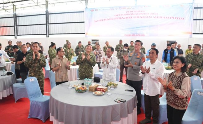 Gubernur Kalteng Agustiar Sabran saat menyaksikan peluncuran 1.061 Koperasi Merah Putih oleh Presiden Prabowo (Foto:ist)