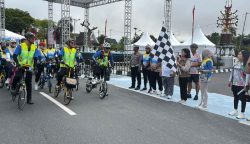 Pj. Sekda Kalteng Linae Aden saat melepas ribuan peserta event sepeda lipat bertajuk “Kalteng Berseli 69K” di kawasan Bundaran Besar Palangka Raya (Foto:ist)