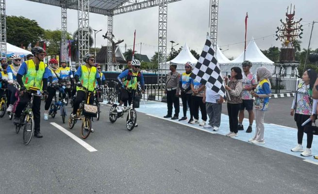 Pj. Sekda Kalteng Linae Aden saat melepas ribuan peserta event sepeda lipat bertajuk “Kalteng Berseli 69K” di kawasan Bundaran Besar Palangka Raya (Foto:ist)