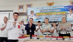 Kepala Bapenda Kalteng, Anang Dirjo saat menggelar pengundian hadiah doorprize berupa 15 unit sepeda motor untuk wajib pajak (Foto:ist)