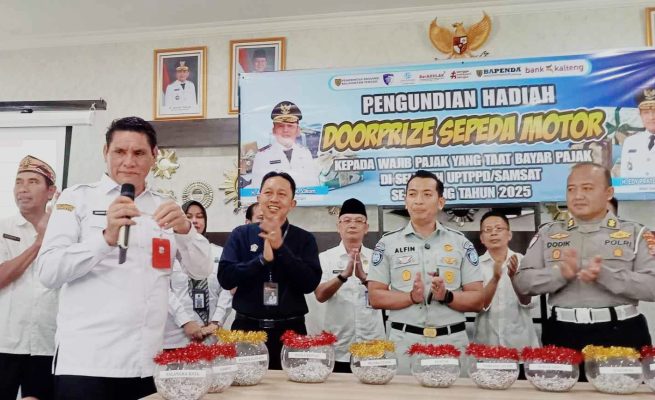 Kepala Bapenda Kalteng, Anang Dirjo saat menggelar pengundian hadiah doorprize berupa 15 unit sepeda motor untuk wajib pajak (Foto:ist)