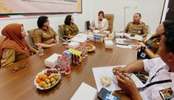 Kepala DPMPTSP Kalteng, Sutoyo, saat menerima Kunker Reses Anggota DPD RI Hj. Siti Aseanti (Foto:ist)