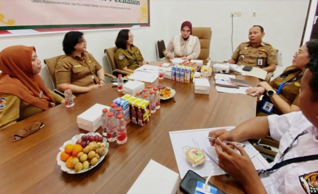 Kepala DPMPTSP Kalteng, Sutoyo, saat menerima Kunker Reses Anggota DPD RI Hj. Siti Aseanti (Foto:ist)