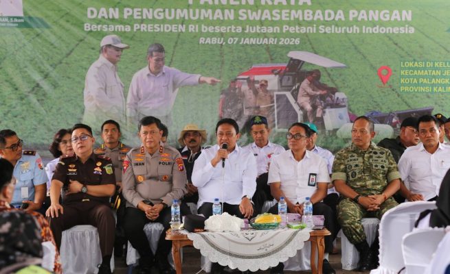Foto Wagub Edy Pratowo saat menghadiri Panen Raya dan Pengumuman Swasembada Pangan bersama Presiden RI Prabowo Subianto secara virtual dari lahan pertanian di Jalan Alson II, Lingkar Luar Kota Palangka Raya (Foto:ist)