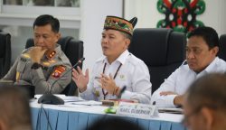 Gubernur Agustiar dalam saat memipin rapat sosialisasi implementasi KHBS bersama para kepala daerah dan aparatur pemerintahan di Istana Isen Mulang (Foto:ist)