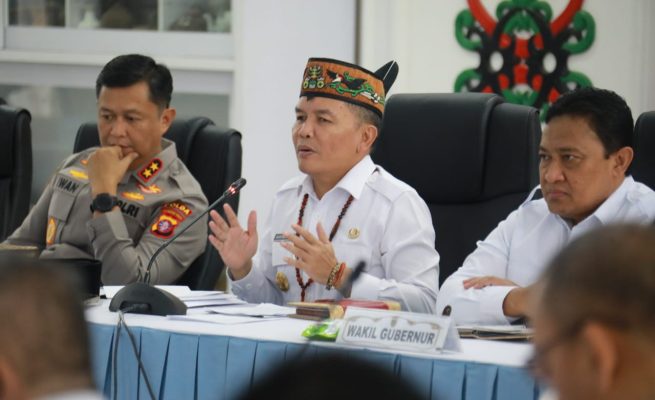 Gubernur Agustiar dalam saat memipin rapat sosialisasi implementasi KHBS bersama para kepala daerah dan aparatur pemerintahan di Istana Isen Mulang (Foto:ist)