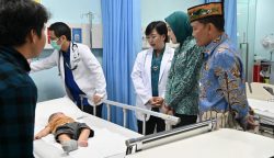 Gubernur Kalteng Agustiar Sabran saat berdialog dengan pasien di rumah sakit (Foto:ist)