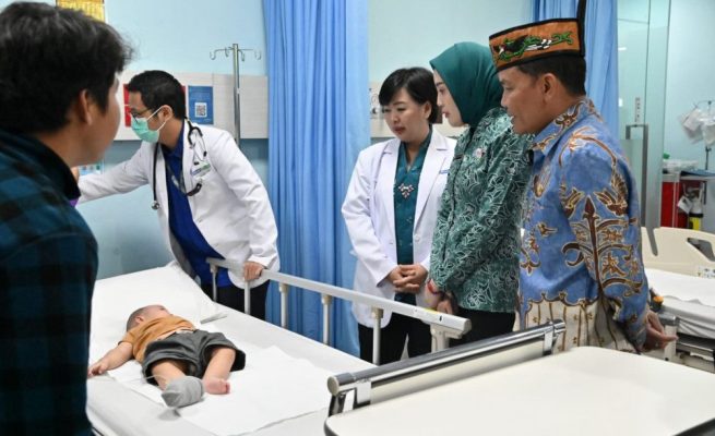 Gubernur Kalteng Agustiar Sabran saat berdialog dengan pasien di rumah sakit (Foto:ist)
