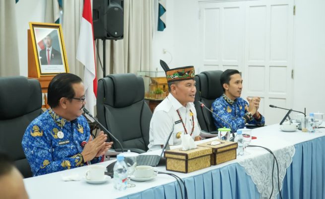 Gubernur Kalteng Agustiar Sabran saat melakukan sosialisasi program KHBS (Foto : ist)