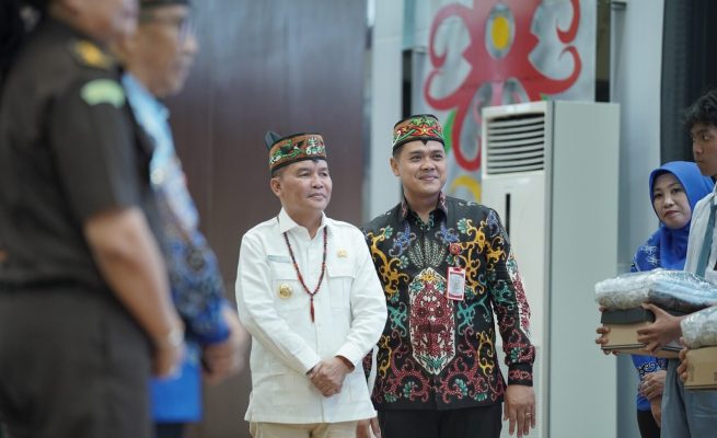 Gubernur Kalteng Agustiar Sabran didampingi Plt Kadisdik usai meluncurkan program strategis pendidikan (Foto:ist)