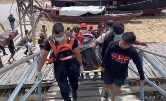 Tim SAR Gabungan mengevakuasi korban tenggelam di Sungai Kahayan Palangka Raya